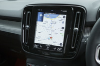 センターコンソールには、縦型の9インチディスプレイが備わる。タッチパネルは赤外線式のため、手にグローブをしたままでも操作可能。