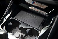 センターコンソールのトレー。スマートフォンの非接触充電機能が備わる。