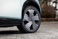 20インチアルミホイールのデザインも変わった。樹脂カバーで空力性能強化を図っている。