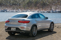 エキゾーストエンドを一体化したバンパーラインやディフューザー形状のアンダーガードもスポーティーなイメージに仕上げられている。