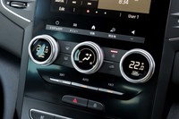 エアコンは3つのダイヤルによって直感的な操作が可能。ダイヤル内に温度設定などが表示されるようになったのが新しい。
