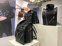 今回は、2026年1月13日～16日にフィレンツェで開催された「ピッティ・イマージネ・ウオモ」の会場から。これは土屋鞄製造所が出品した、ライダーズジャケットを模したランドセル「ランドライダー」。