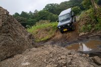 こんな場所も、ジムニーからすれば舗装路と一緒。街中を自由に駆け回れるボディーサイズも「ジムニー」の“自由感”を強調している。（写真：向後一宏）