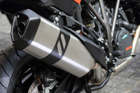 「1290スーパーアドベンチャーS」のマフラー。オプションで、より軽量なアクラポヴィッチ製のスリップオンマフラーも用意されている。