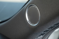 試乗車には、10個のスピーカーで構成される「BOSEサウンドシステム」が備わっていた。写真はAピラー部のスピーカー。