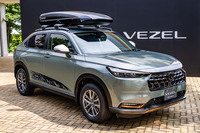 「ボタニカルグリーンパール」の外板色をまとった「ヴェゼルHuNTパッケージ」をベースに、ホンダアクセスの純正アクセサリーを装着した「アクティブスタイル」。