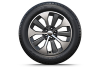 専用デザインの19インチアルミホイール。