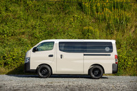 この試乗車のボディーカラーは「MYROOM」専用の「サンドベージュ×ホワイト」のツートン。「どこがツートン？」という方はウィンドウとルーフの境目あたりを注視していただきたい。