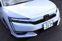 「シビック」や「アコード」、最新のハイブリッドモデル「インサイト」など、既存のラインナップとの共通性を感じさせるフロントまわりのデザイン。