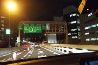 いつものように首都高4号線から環状線と11号線を経由して、辰巳PAを目指す。道中、首都高のいわゆる目地段差を軽くいなす足まわりに感心。「GRヤリス」では軽量化しつつボディー剛性をアップさせているほか、リアサスペンションが標準車の「ヤリス」とは異なるダブルウイッシュボーン式に変更されている。