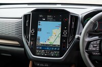 装備の充実ぶりは新型「フォレスター」の大きな魅力で、11.6インチセンターインフォメーションディスプレイやナビゲーション機能、ETC2.0車載器などを標準で採用。また広範なグレードにフル液晶メーターやハンズフリーテールゲートを採用している。