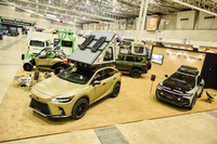 2023年1月の東京アウトドアショーにおけるトヨタ／レクサスブース。「レクサスRXアウトドアコンセプト」（写真中央）と並んで、「クラウン クロスオーバー アウトドアコンセプト」（同右）が展示された。