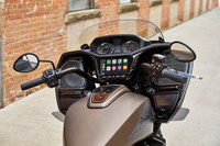 最近では、フロントカウルはモニターやスピーカーの搭載スペースともなっており、重量が増していた。ハンドリングを改善するには、フロントフォークからの分離が必須だったのだ。