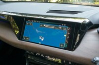 カーナビゲーションには電気自動車の充電器の位置が優先的に表示される。充電出力も分かるようになっているのがさすがだ。