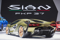 車名は当初「シアン」と公表されていたが、フランクフルトショーの直前に逝去したフォルクスワーゲングループ元会長のフェルディナント・カール・ピエヒ氏に敬意を示し、同氏の名前の頭文字と生まれ年（1937年）の下2桁を加えた「シアンFKP 37」が正式名称となった。