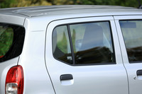 「A」のリアドアウィンドウはまさかのはめ殺し。上下スライド式の開閉機構はもちろんのこと、換気などに使えるポップアップ機構も付いていない。