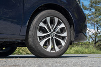 タイヤ＆ホイールは1インチアップの17インチが標準に。偏平率が60から55に変わる程度なので乗り味への影響はごくわずかだ。