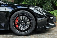 タイヤサイズは前が275/30ZR20、後ろが345/25ZR21。タイヤは「ミシュラン・パイロットスポーツ4 S ZP」が標準で、本国仕様にはオプションで「パイロットスポーツ カップ2」も用意される（「Z07パフォーマンスパッケージ」に含まれる）。