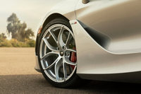 極細のスポークが印象的なアルミホイール。その奥には、カーボンセラミック製のブレーキディスクとアルミ製のブレーキキャリパーが顔をのぞかせる。