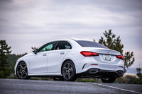 「Aクラス セダン」の外板色は、今回の試乗車がまとっていた9万5000円の有償色「デジタルホワイト」のほか、「イリジウムシルバー」や「ローズゴールド」など、全7色から選択できる。