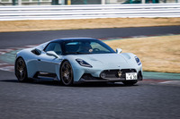 2020年9月にデビューしたミドシップスーパースポーツカー「マセラティMC20」のスパイダーバージョンが「MC20チェロ」。車名の「チェロ（Cielo）」はイタリア語で「空」を意味する。単体で100kg程度という軽量なカーボンモノコックシャシーを採用している。