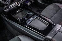 センターコンソールのタッチパッドを廃止。代わりに小物入れが備わる。ドリンクホルダーの奥には、全車で標準装備となるワイヤレスチャージングを配置している。