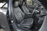 “バージョンL”には本革シートが標準装備。合皮の「L tex」シートを装備する“バージョンC”も合わせてヒーターおよびベンチレーション機能は全車標準となっている。