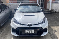 「GRMNヤリス」に採用されたカーボン製フードと同形状となるダクト付きアルミフードや、3分割式のフロントバンパー、前輪の接地感とフロントセクションの空力バランスを高め、車両のリフトを抑制するフロントリップスポイラーなどを採用。「エアロパフォーマンスパッケージ」の見どころは多い。