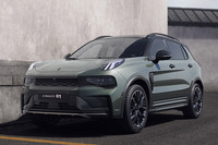 2025年式「Lynk＆Co 01」の欧州仕様。全長✕全幅✕全高＝4545✕1860✕1694mm。1.5リッター4気筒ターボのプラグインハイブリッド仕様のみで、3段DHT（ハイブリッド専用トランスミッション）と組み合わされている。エンジン＋モーターの最高出力は276PS。