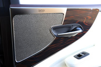 インテリアの各所に用いられた、天然杢（もく）を使った“アートウッド”の装飾パネル。テスト車には、有償オプションであるマークレビンソンの3Dサラウンドサウンドシステムが装備されていた。