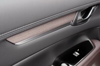 ドアのインナーパネル（写真）や助手席前方の化粧パネルには本杢（ほんもく）が用いられている。