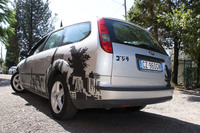 デザインはヴァルテル氏が構想。地元工房でのラッピングシート制作に3週間、貼り付けに1日を要した。