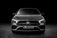 新型「Aクラス」のフロントビュー。ツリ目のヘッドランプと、台形をした上下のグリルが形成する“不機嫌顔”が特徴。