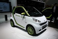 スマートの「フォーツー エレクトリックドライブ」は、すでに2009年終わりに、4年あるいは6000kmの期限で一部の顧客にリース販売されている。