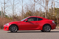 流線型のシルエットを描く「BRZ」。2ドア、2＋2のパッケージングで、乗車定員は4名となる。