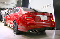 ディフューザータイプのリアバンパーやデュアルツインクロームエグゾーストエンドによりスポーティ感が高められた「C63 AMGクーペ」（AMGパフォーマンスパッケージ装着車）のリアビュー。