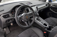 アルカンターラがふんだんに用いられた「マカンGTS」の室内。シートやインテリアトリムに標準で用いられるほか、試乗車ではルーフライニングもアルカンターラ張り（欧州仕様ではオプション）となっていた。