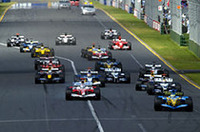 フォーメーションラップ後、グリッド上でキミ・ライコネンのマクラーレンがエンスト。昨年までは再度スタート準備を行っていたが、今年から導入された新レギュレーションにより、スタート中止後、間髪いれずに「エクストラ・フォーメーションラップ」に入った。スタートでは大きな混乱なく、ポールポジションのフィジケラはキレイに1コーナーに進入していった。（写真＝フェラーリ）