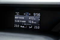 テスト車に装備されていた、4.2インチTFTカラーのマルチインフォメーションディスプレイ。SDナビとのセットオプションとなっており、単体で装備することはできない。
    