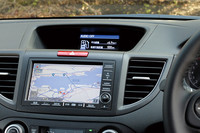 Hondaインターナビを選ぶと設定されるセンターディスプレイ。オーディオ情報をはじめ、ナビのルート案内を補足する右左折情報、燃費、時計などを表示する。ステアリングホイールに備わるスイッチで操作が可能。