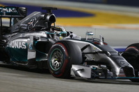 1000分の7秒という僅差でポールポジションを獲得したハミルトン。早々に最大のライバルであるニコ・ロズベルグがリタイアし楽々と優勝できるかと思いきや、セーフティーカーにより難しい状況に。それでも爆発的なペースで飛ばし今季7勝目、シンガポールでの2勝目を挙げた。2連勝して波に乗る2008年チャンピオンはチャンピオンシップでも首位にたった。（Photo=Mercedes）