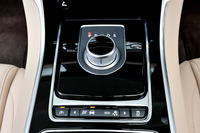 トランスミッションは8段AT。ステアリングホイールにパドルシフターが用意される。走行モードは手前のスイッチで「ダイナミック」「ノーマル」「エコ」「ウインター」から選べる。