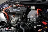 システム全体で215psの最高出力を発生するハイブリッドユニット。モーターやバッテリーなどの小型化も大きなトピックとなっている。