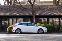 なだらかな曲線を描く「フォーカス」のサイドビュー。ルーフ後端には、大きなリアスポイラーが装着される。