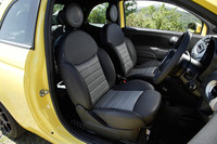 専用デザインのシートが備わる。