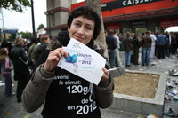 「GREEN PEACE」のスタッフが、ニコニコしながら持っているのは……。