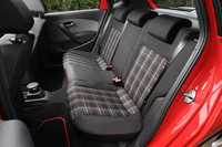 「GTI」伝統のチェック柄を用いたインテリア。ステアリングホイールには、ポロ初となるパドルシフトが装備された。