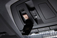 前席頭上には「BMW SOSコール」のスイッチが備わる。事故時や緊急時に、車両の通信機能を介してサポートサービスが受けられる。
    