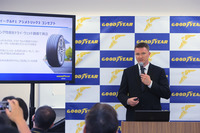 「イーグルF1アシメトリック3」の特徴を説明する、開発エンジニアのミカエル・シャッサン氏。