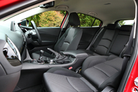 「アクセラスポーツ15S」の室内。シート表皮はクロスで、色はブラックのみの設定。